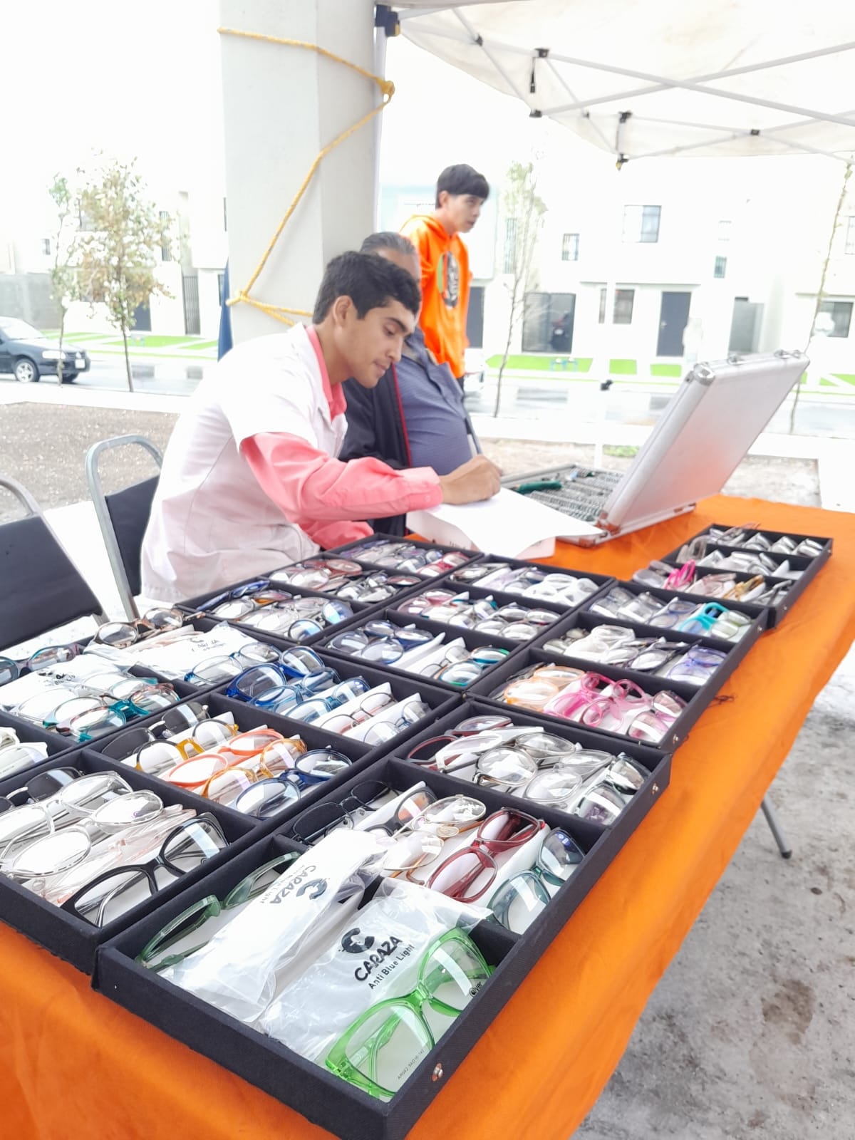 Exhibición de armazones en evento