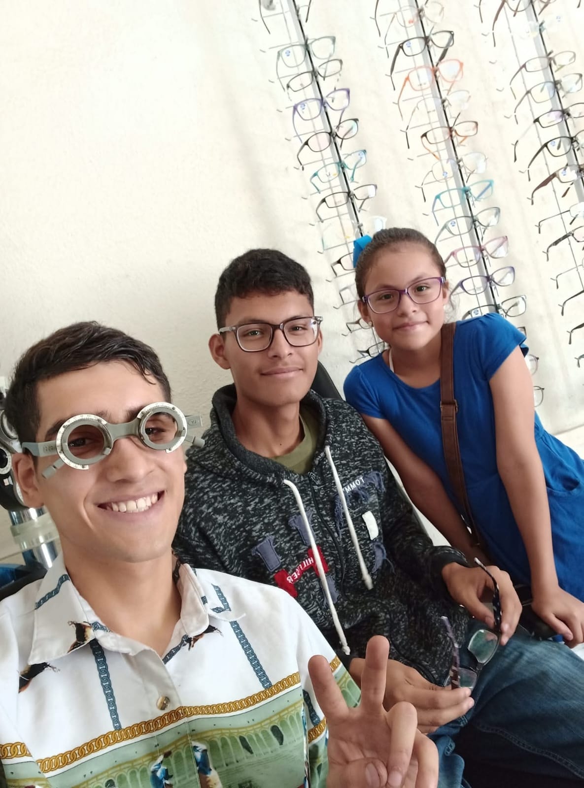 Niños eligiendo sus lentes